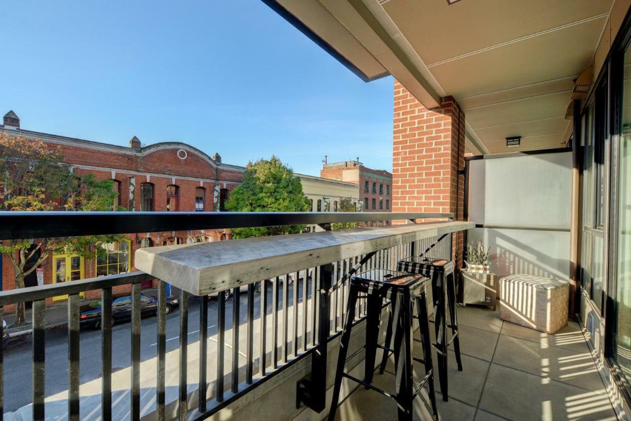 ויקטוריה Downtown Heritage Condo With Parking מראה חיצוני תמונה